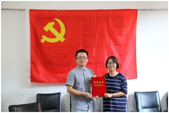 圖2:車舜嘉老師向徐鵬程同學頒發優秀黨員證書
