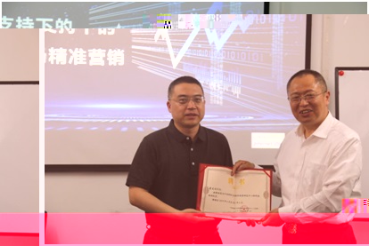 圖3:張曉濤院長向童友俊董事長頒發聘書